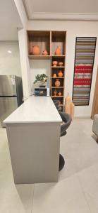 Η κουζίνα ή μικρή κουζίνα στο Modern Omani Inspired Apartment in Muscat