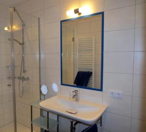 ein Badezimmer mit Waschbecken und Dusche mit Spiegel in der Unterkunft Gasthof Christine Enne in Albrechtsberg an der Grossen Krems