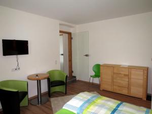 ein Schlafzimmer mit einem Bett und einem Tisch und Stühlen in der Unterkunft Gasthof Christine Enne in Albrechtsberg an der Grossen Krems