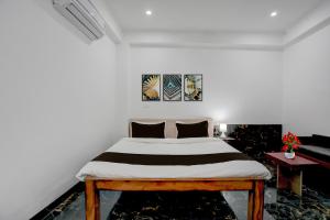 Ένα ή περισσότερα κρεβάτια σε δωμάτιο στο Hotel O Bhagalpur Railway Station Formerly Peepal Tree