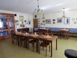 ein Esszimmer mit Holztischen und Stühlen in der Unterkunft Gasthof Christine Enne in Albrechtsberg an der Grossen Krems