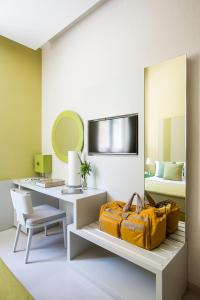 A television and/or entertainment centre at Villa Gervasio Rooms