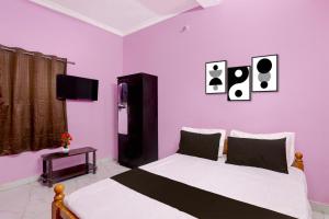 Postel nebo postele na pokoji v ubytování Hotel O Tiruvallur Bus Terminal Formerly SK Vinoth Mahal