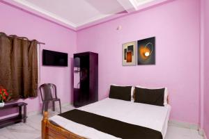 Postel nebo postele na pokoji v ubytování Hotel O Tiruvallur Bus Terminal Formerly SK Vinoth Mahal + 21 fotografií