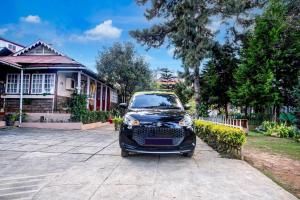 Midhill Cottage by Palette | Garden | Indoor Games | Shillong في شيلونغ: سيارة ذكية متوقفة أمام منزل