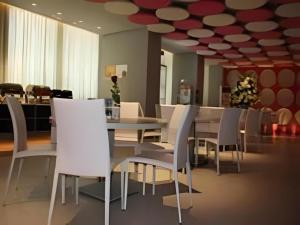 Jinjiang Inn Wuhan Wansongyuan Food Street Qushui Building في ووهان: غرفة طعام مع طاولة وكراسي بيضاء