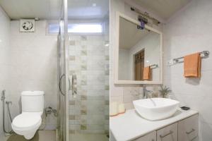 Midhill Cottage by Palette | Garden | Indoor Games | Shillong في شيلونغ: حمام مع مرحاض ومغسلة ودش