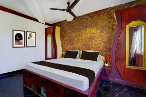 a bedroom with a large bed in a room at Collection O Sirkazhi Formerly Navagiraga Resort in Vaithīsvarankoil +25 photos
