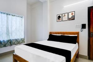 Ένα ή περισσότερα κρεβάτια σε δωμάτιο στο Collection O Panikhaiti Railway Station Formerly Brahmaputra View Guest House +28 φωτογραφίες