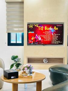 TV a/nebo společenská místnost v ubytování Villa Thuy Nguyen Novaworld