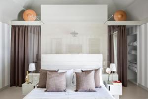 A bed or beds in a room at Villa Gervasio Rooms