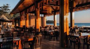 a restaurant with tables and chairs on the beach at Nattha Waree Hot Spring Resort and Spa in Ban Hua Khuan