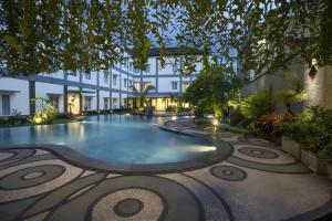 La alberca dentro o cerca de Puri Indah Hotel