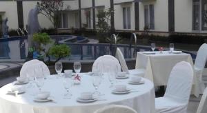 Un restaurante u otro lugar para comer en Puri Indah Hotel