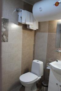 サパレヴァ・バニャにあるCenter Guest Houseのバスルーム(白いトイレ、シンク付)
