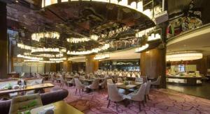 a restaurant with tables and chairs in a room at DongGuan JOYC Hotel  in Dongguan