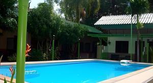 Nayai Resort في تشالونج: حمام سباحة أزرق أمام منزل