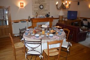 - une table dans le salon avec salle à manger dans l'établissement Gîte de la Cour, à Campandré-Valcongrain