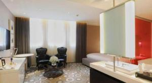 上海市にあるJinjiang Metropolo Hotel Classiq Shanghai Off Bundのベッドとバスルームがあるホテルの部屋 +221枚の写真