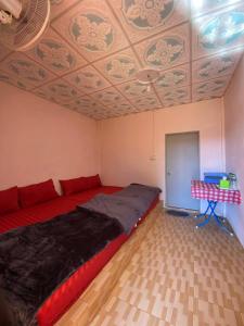 Giường trong phòng chung tại LungKola Homestay, Pang Ung, Mae Hong Son ลุงกอละ โฮมสเตย์ ปางอุ๋ง