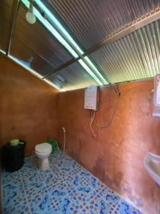 Phòng tắm tại LungKola Homestay, Pang Ung, Mae Hong Son ลุงกอละ โฮมสเตย์ ปางอุ๋ง