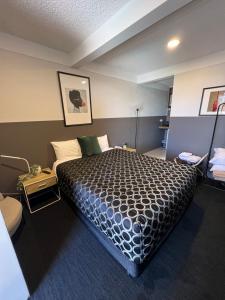 Postel nebo postele na pokoji v ubytování Cessnock Vintage motor inn + 58 fotografií