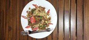 Cactus reef في آهانغاما: طبق من الطعام على طاولة مع شوكة