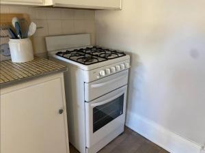 Кухня или мини-кухня в Retro Apt 6 mins to Victoria Quay - Hosted by CanStay
