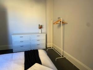 Кровать или кровати в номере Retro Apt 6 mins to Victoria Quay - Hosted by CanStay