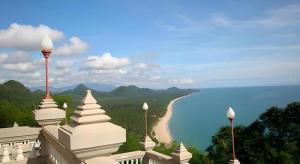 Greenseaview Resort في Chongchang: مبنى مطل على الشاطئ والمحيط