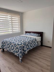 Una cama o camas en una habitación de Tu refugio de lujo en Cuenca!