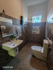 Koupelna v ubytování Hilltop Haven + 21 fotografií