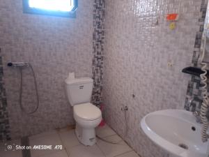 Appartement 5 Midoun centre في تاجورميس: حمام مع مرحاض ومغسلة +5 صور