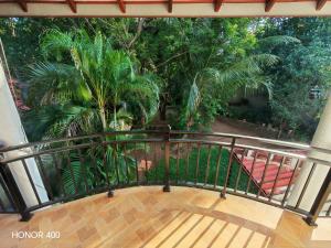 Un balcón con escalera con árboles al fondo. en Hilltop Haven, en Mirissa 22 fotos más