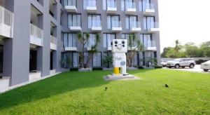 a statue in front of a building at R Photo Hotel in Ban Noi Pho Kham