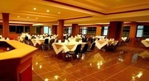 Phuthong Place في فاياو: قاعة حفلات كبيرة مع طاولات وكراسي بيضاء