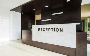 Ο χώρος του λόμπι ή της ρεσεψιόν στο B2 Phrae Boutique and Budget Hotel