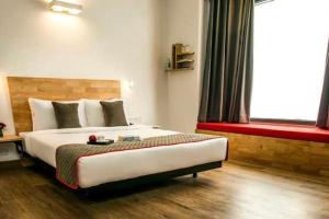 Ένα ή περισσότερα κρεβάτια σε δωμάτιο στο Collection O Surendrapuri Temple Yadadri Formerly Hotel Sunshine