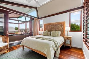 Luxury On The Bay - 2 x 3 bedroom apartments في خليج بايرون: غرفة نوم بسرير كبير ونوافذ كبيرة