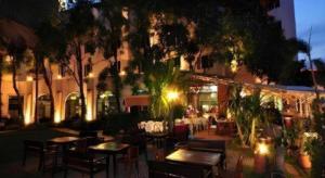 Un restaurante u otro lugar para comer en Royal Diamond Hotel