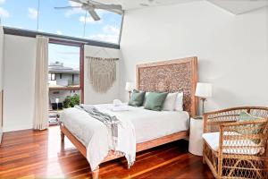 Кровать или кровати в номере Luxury On The Bay 2