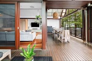 Гостиная зона в Luxury On The Bay 2