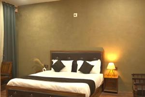 ハンダルにあるThe Syiaの黒と白の枕が付いた大きなベッドのある寝室 +23枚の写真