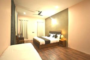 ハンダルにあるThe Syiaのベッド2台と天井ファン付きの寝室