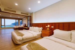 a hotel room with two beds and a living room at 隱山居 海景包棟2-10人 in Jiufen