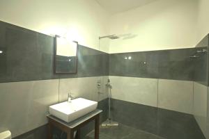 um banheiro com pia e chuveiro em The Syia em Hundar