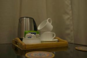 uma bandeja com copos e pratos numa mesa em The Syia em Hundar