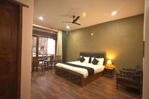 ハンダルにあるThe Syiaのベッドと大きな窓のある寝室