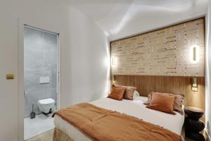 En eller flere senge i et værelse på Elegant Apartment - 2BD 6P - Hôtel de Ville