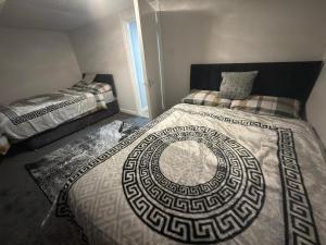 Postel nebo postele na pokoji v ubytování Avon View Suites + 6 fotografií